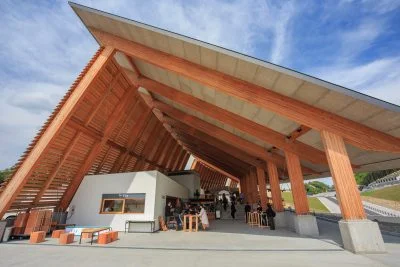 無料壁紙 マルシェヴィソン 駐車場側の入口。PCとデスクトップ壁紙に最適な4K高画質の無料壁紙。三重県多気町のVISONで撮影したフリー写真素材