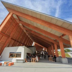 無料壁紙 マルシェヴィソン 駐車場側の入口。PCとデスクトップ壁紙に最適な4K高画質の無料壁紙。三重県多気町のVISONで撮影したフリー写真素材