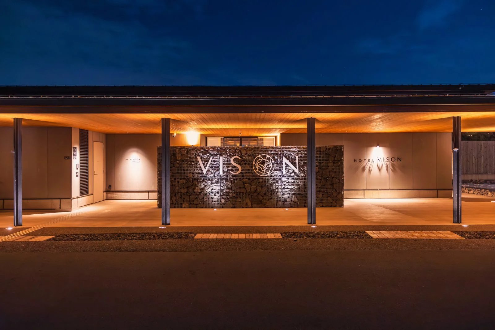 無料壁紙 HOTEL VISONのフロント入口。PCとデスクトップ壁紙に最適な4K高画質の無料壁紙。三重県多気町のVISONで撮影したフリー写真素材