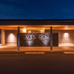 無料壁紙 HOTEL VISONのフロント入口。PCとデスクトップ壁紙に最適な4K高画質の無料壁紙。三重県多気町のVISONで撮影したフリー写真素材