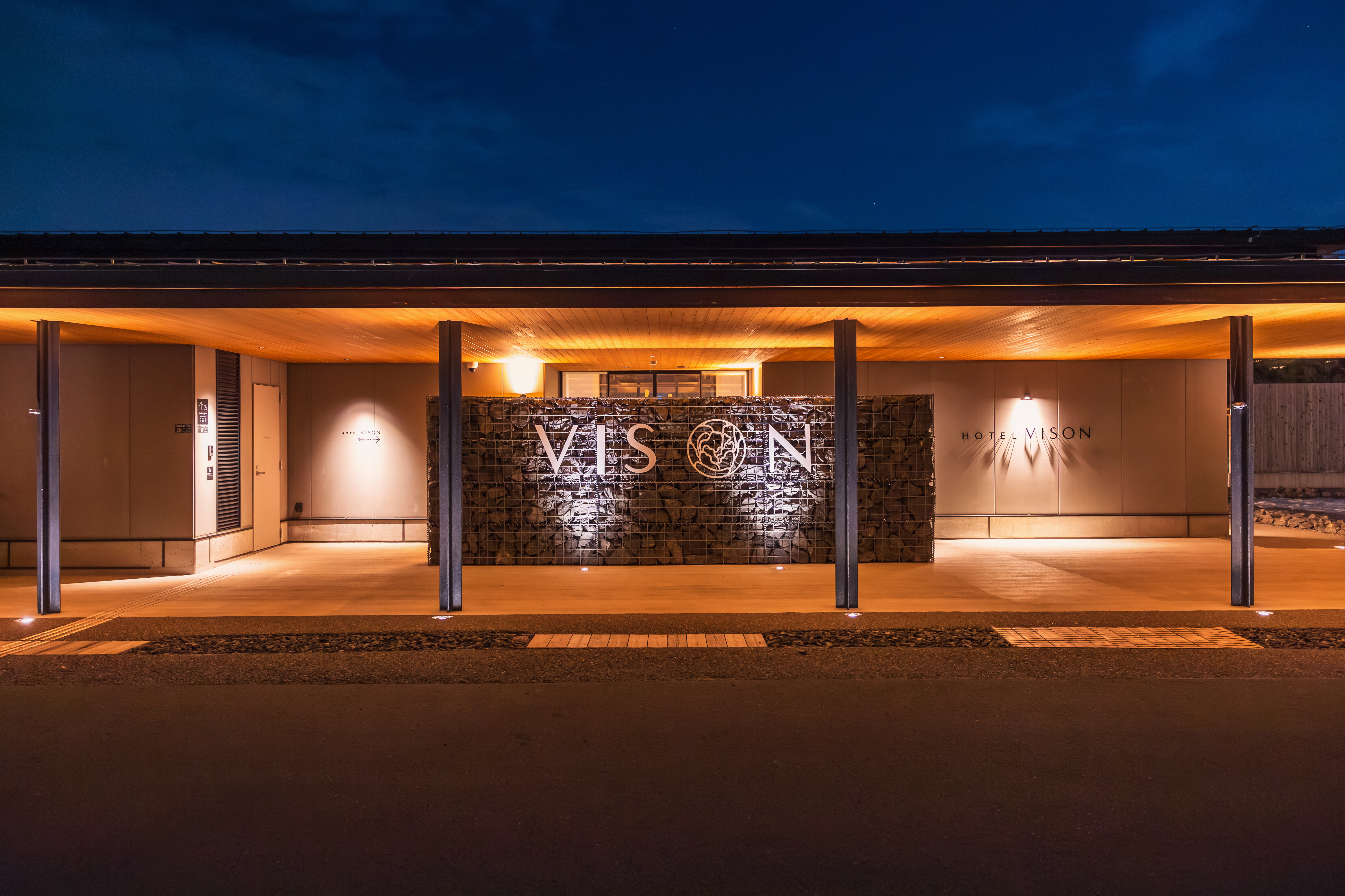 無料壁紙 HOTEL VISONのフロント入口。PCとデスクトップ壁紙に最適な4K高画質の無料壁紙。三重県多気町のVISONで撮影したフリー写真素材