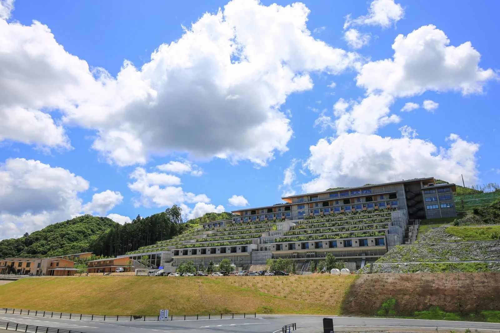 無料壁紙 HOTEL VISONと夏の青空。PCとデスクトップ壁紙に最適な4K高画質の無料壁紙。三重県多気町のVISONで撮影したフリー写真素材