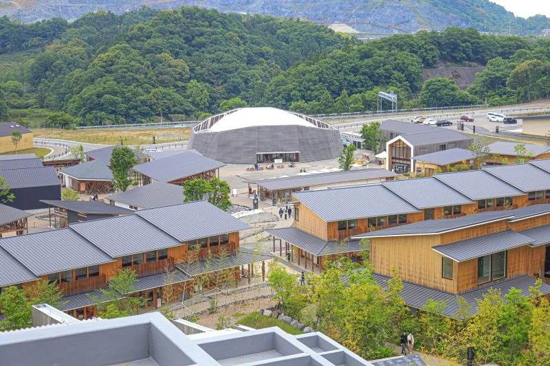 無料壁紙 サンセバスチャン通りと和ヴィソンエリア。PCとデスクトップ壁紙に最適な4K高画質の無料壁紙。三重県多気町のVISONで撮影したフリー写真素材