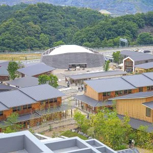 無料壁紙 サンセバスチャン通りと和ヴィソンエリア。PCとデスクトップ壁紙に最適な4K高画質の無料壁紙。三重県多気町のVISONで撮影したフリー写真素材