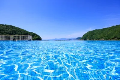 無料壁紙 プールと海が一体化した様子のインフィニティプール。PCとデスクトップ壁紙に最適な4K高画質の無料壁紙。三重県紀北町の城ノ浜プール＆ビーチで撮影したフリー写真素材