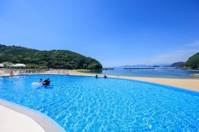 無料壁紙 インフィティプール全体。PCとデスクトップ壁紙に最適な4K高画質の無料壁紙。三重県紀北町の城ノ浜プール＆ビーチで撮影したフリー写真素材