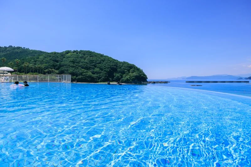 無料壁紙 インフィニティプールを遊泳する人。PCとデスクトップ壁紙に最適な4K高画質の無料壁紙。三重県紀北町の城ノ浜プール＆ビーチで撮影したフリー写真素材