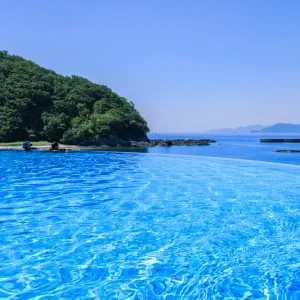 フリー写真素材 インフィニティプールから海を眺める人