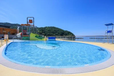 無料壁紙 子供用プール。PCとデスクトップ壁紙に最適な4K高画質の無料壁紙。三重県紀北町の城ノ浜プール＆ビーチで撮影したフリー写真素材