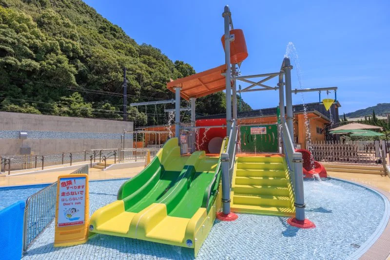 無料壁紙 水仕掛けのアスレチック。PCとデスクトップ壁紙に最適な4K高画質の無料壁紙。三重県紀北町の城ノ浜プール＆ビーチで撮影したフリー写真素材