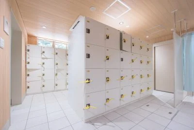 無料壁紙 プール用の更衣室。PCとデスクトップ壁紙に最適な4K高画質の無料壁紙。三重県紀北町の城ノ浜プール＆ビーチで撮影したフリー写真素材