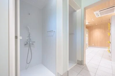 無料壁紙 プール用のシャワーと更衣室。PCとデスクトップ壁紙に最適な4K高画質の無料壁紙。三重県紀北町の城ノ浜プール＆ビーチで撮影したフリー写真素材