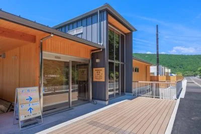 無料壁紙 センターハウス入口。PCとデスクトップ壁紙に最適な4K高画質の無料壁紙。三重県紀北町の城ノ浜プール＆ビーチで撮影したフリー写真素材