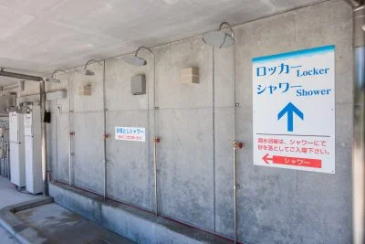 無料壁紙 センターハウス１階にある無料の砂落としシャワー。PCとデスクトップ壁紙に最適な4K高画質の無料壁紙。三重県紀北町の城ノ浜プール＆ビーチで撮影したフリー写真素材