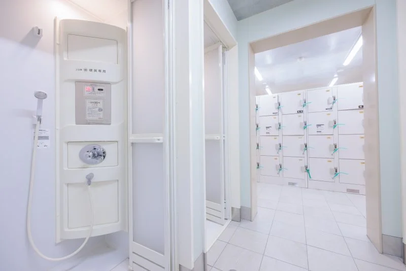 無料壁紙 コインシャワーと更衣室（海水浴用）。PCとデスクトップ壁紙に最適な4K高画質の無料壁紙。三重県紀北町の城ノ浜プール＆ビーチで撮影したフリー写真素材