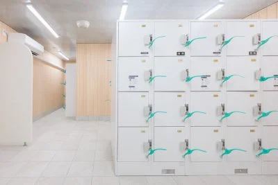 無料壁紙 海水浴用の更衣室＆ロッカー（有料）。PCとデスクトップ壁紙に最適な4K高画質の無料壁紙。三重県紀北町の城ノ浜プール＆ビーチで撮影したフリー写真素材