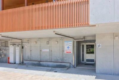 無料壁紙 海水浴用のロッカー・更衣室の入口。PCとデスクトップ壁紙に最適な4K高画質の無料壁紙。三重県紀北町の城ノ浜プール＆ビーチで撮影したフリー写真素材