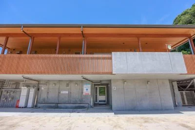 無料壁紙 センターハウスを1階から見上げる。PCとデスクトップ壁紙に最適な4K高画質の無料壁紙。三重県紀北町の城ノ浜プール＆ビーチで撮影したフリー写真素材