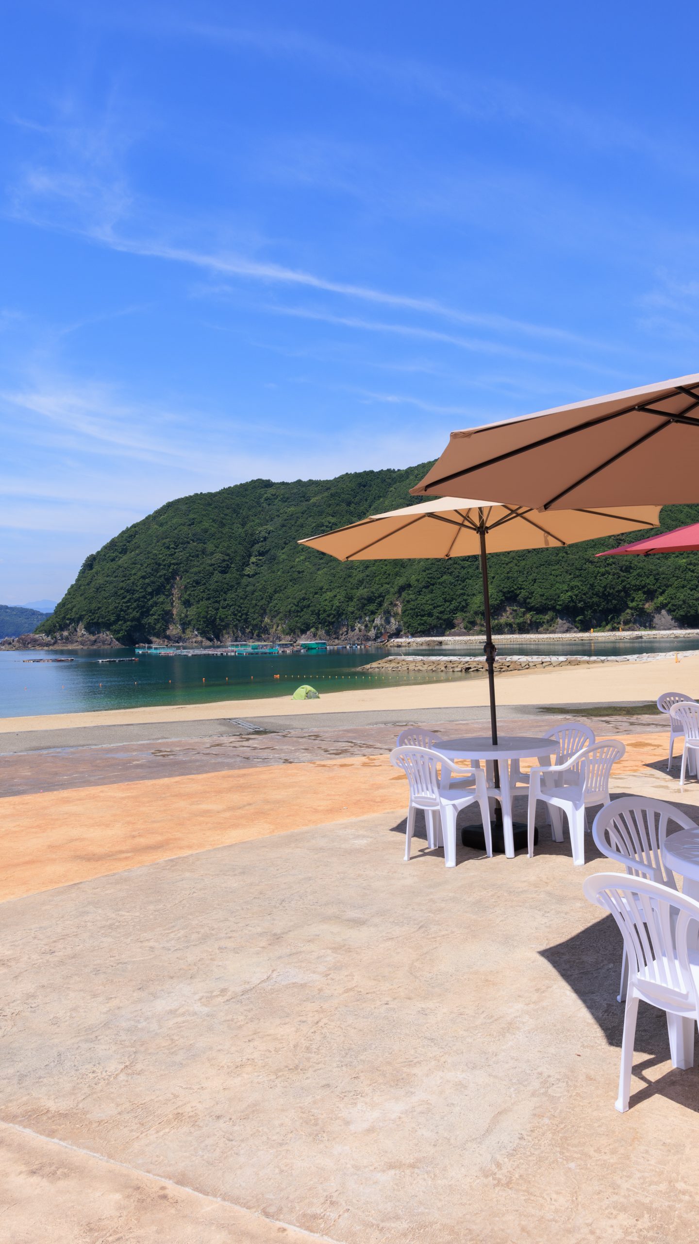 カフェテラスの目の前は海(三重県紀北町・城ノ浜プール&ビーチ)
