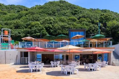 無料壁紙 センターハウス全体。PCとデスクトップ壁紙に最適な4K高画質の無料壁紙。三重県紀北町の城ノ浜プール＆ビーチで撮影したフリー写真素材