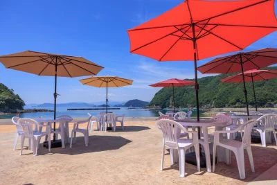 無料壁紙 カフェテラス。PCとデスクトップ壁紙に最適な4K高画質の無料壁紙。三重県紀北町の城ノ浜プール＆ビーチで撮影したフリー写真素材