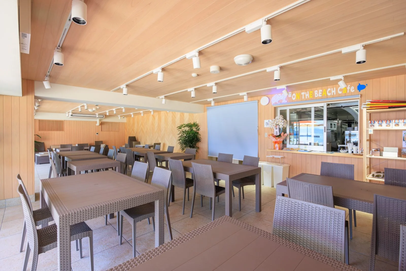 無料壁紙 ON THE BEACH Cafeの店内。PCとデスクトップ壁紙に最適な4K高画質の無料壁紙。三重県紀北町の城ノ浜プール＆ビーチで撮影したフリー写真素材