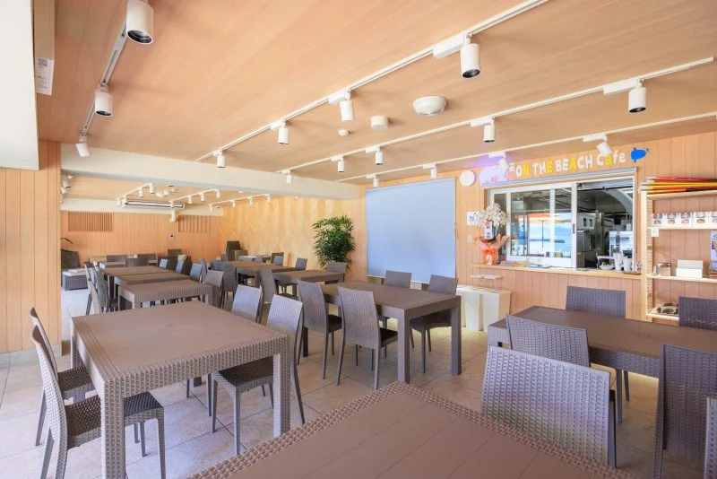 無料壁紙 ON THE BEACH Cafeの店内。PCとデスクトップ壁紙に最適な4K高画質の無料壁紙。三重県紀北町の城ノ浜プール＆ビーチで撮影したフリー写真素材