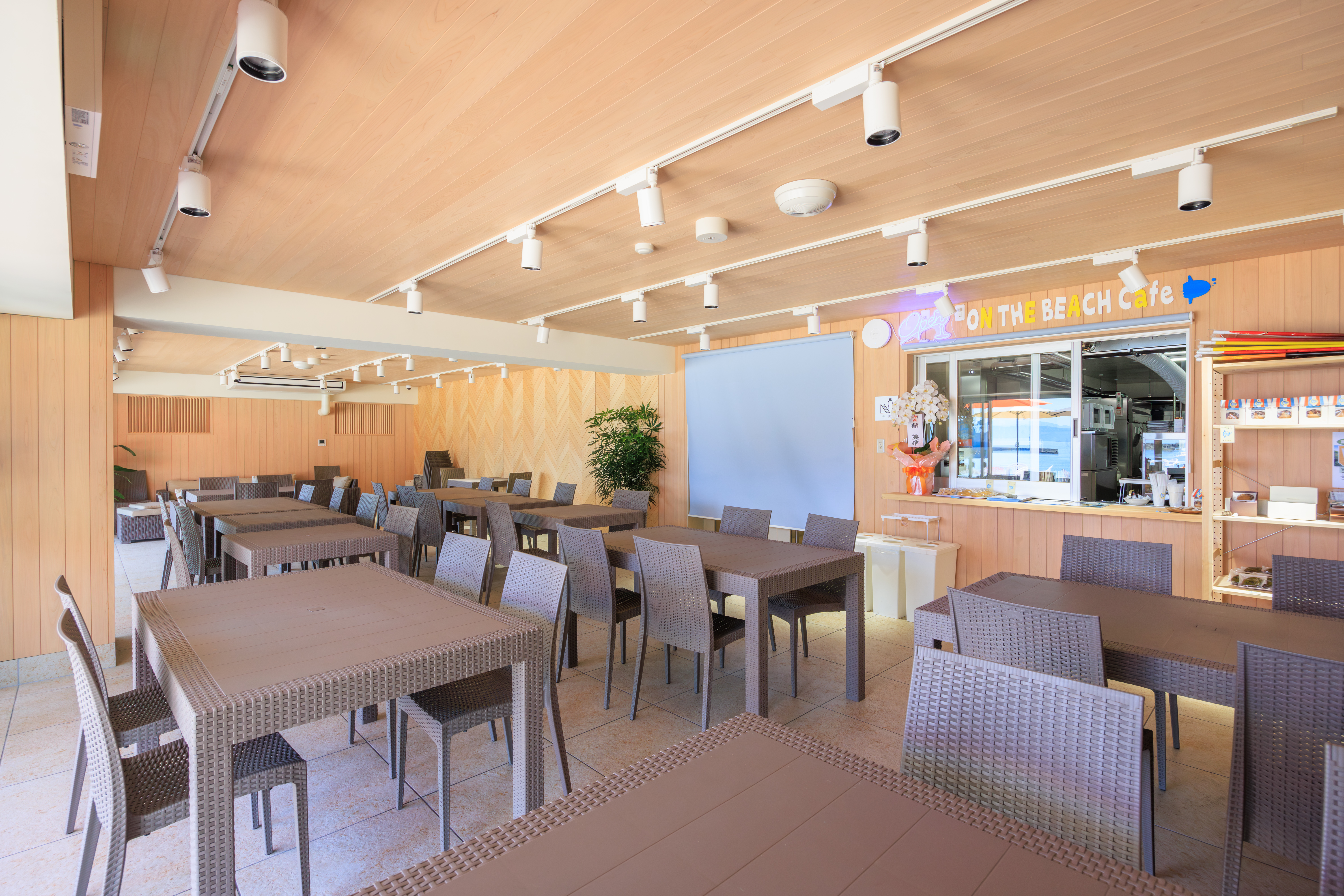 無料壁紙 ON THE BEACH Cafeの店内。PCとデスクトップ壁紙に最適な4K高画質の無料壁紙。三重県紀北町の城ノ浜プール&ビーチで撮影したフリー写真素材