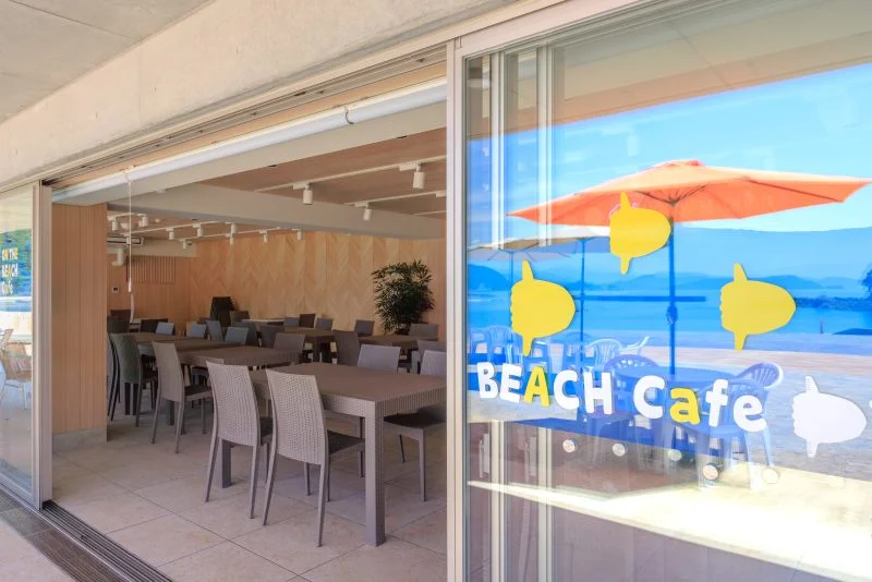 無料壁紙 ON THE BEACH Cafeの入口。PCとデスクトップ壁紙に最適な4K高画質の無料壁紙。三重県紀北町の城ノ浜プール＆ビーチで撮影したフリー写真素材