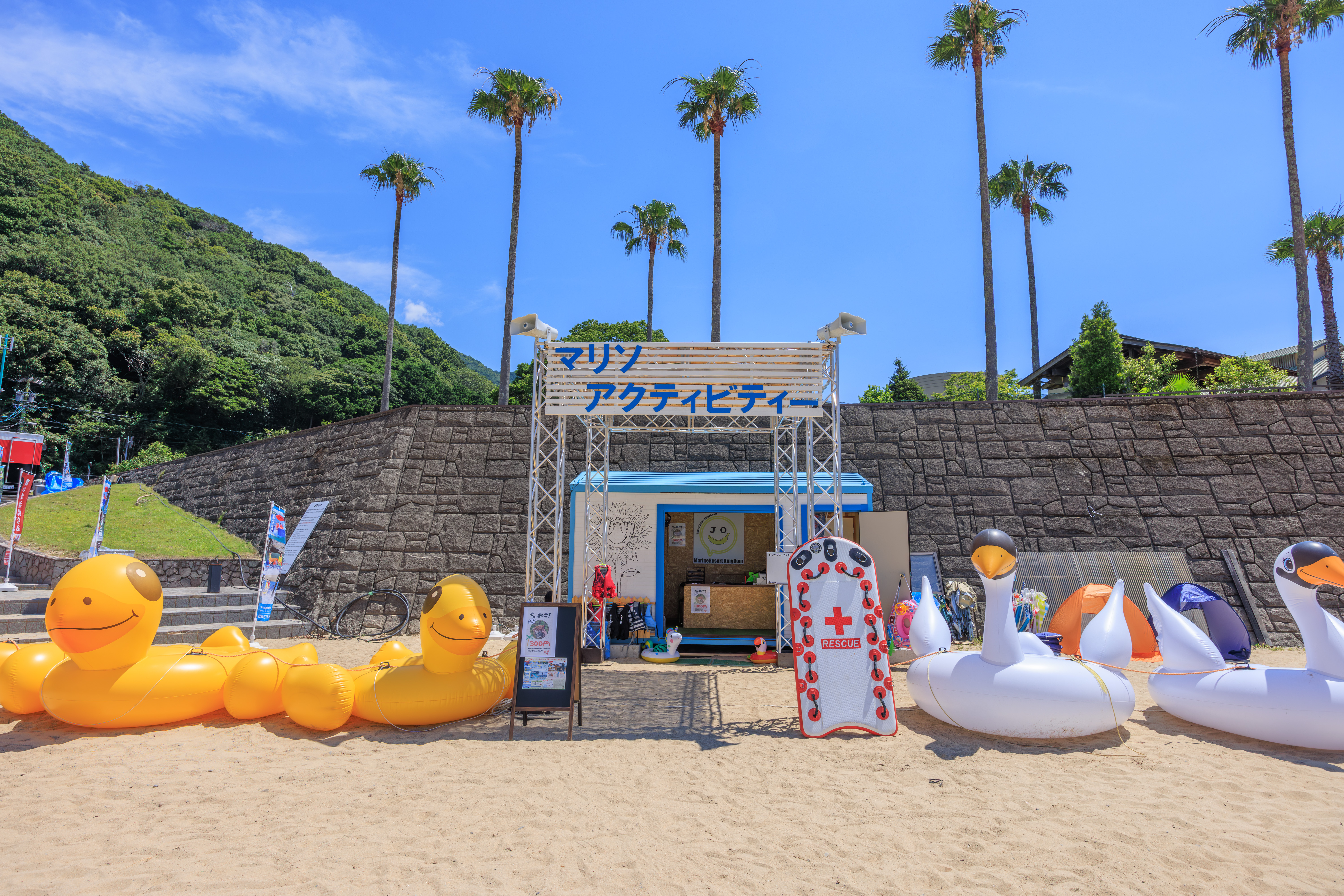 無料壁紙 マリンアクティビティの受付。PCとデスクトップ壁紙に最適な4K高画質の無料壁紙。三重県紀北町の城ノ浜プール&ビーチで撮影したフリー写真素材
