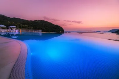 無料壁紙 マジックアワーの空と碧のナイトプール。PCとデスクトップ壁紙に最適な4K高画質の無料壁紙。三重県紀北町の城ノ浜プール＆ビーチで撮影したフリー写真素材