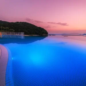 無料壁紙 マジックアワーの空と碧のナイトプール。PCとデスクトップ壁紙に最適な4K高画質の無料壁紙。三重県紀北町の城ノ浜プール＆ビーチで撮影したフリー写真素材