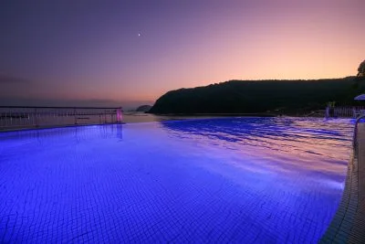 無料壁紙 マジックアワーの空と青紫のナイトプール。PCとデスクトップ壁紙に最適な4K高画質の無料壁紙。三重県紀北町の城ノ浜プール＆ビーチで撮影したフリー写真素材