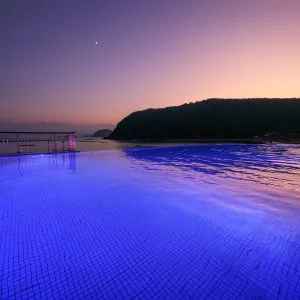 無料壁紙 マジックアワーの空と青紫のナイトプール。PCとデスクトップ壁紙に最適な4K高画質の無料壁紙。三重県紀北町の城ノ浜プール＆ビーチで撮影したフリー写真素材