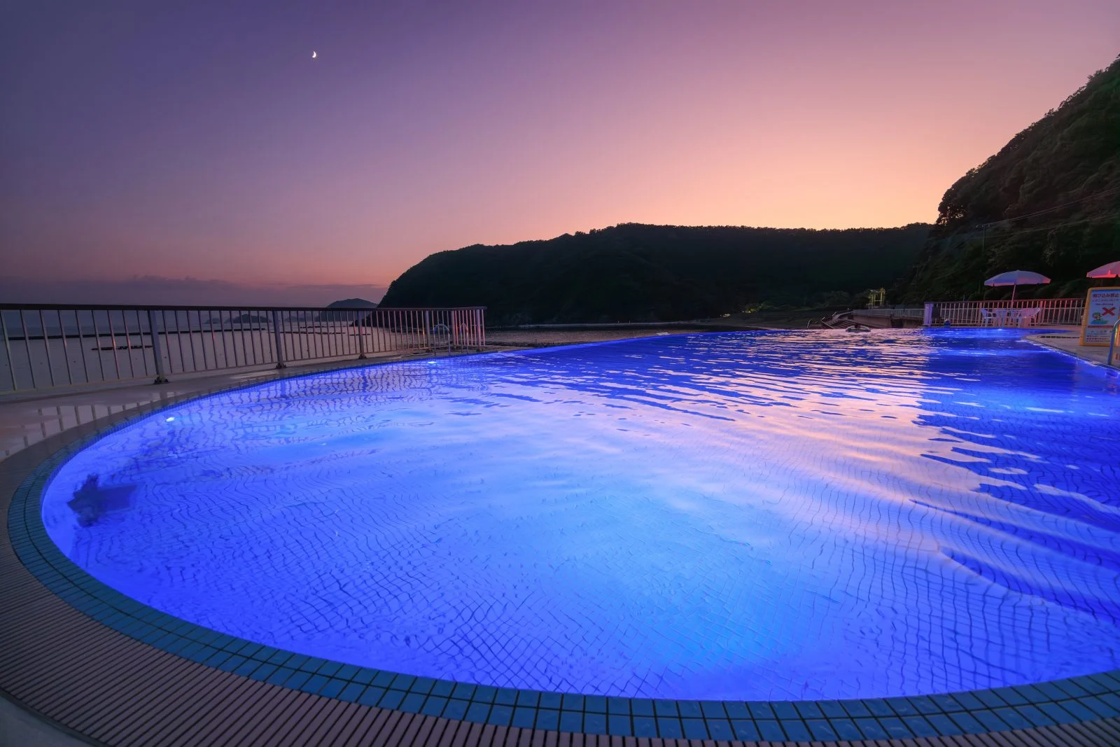無料壁紙 青く染まるナイトプールとマジックアワーの空。PCとデスクトップ壁紙に最適な4K高画質の無料壁紙。三重県紀北町の城ノ浜プール＆ビーチで撮影したフリー写真素材