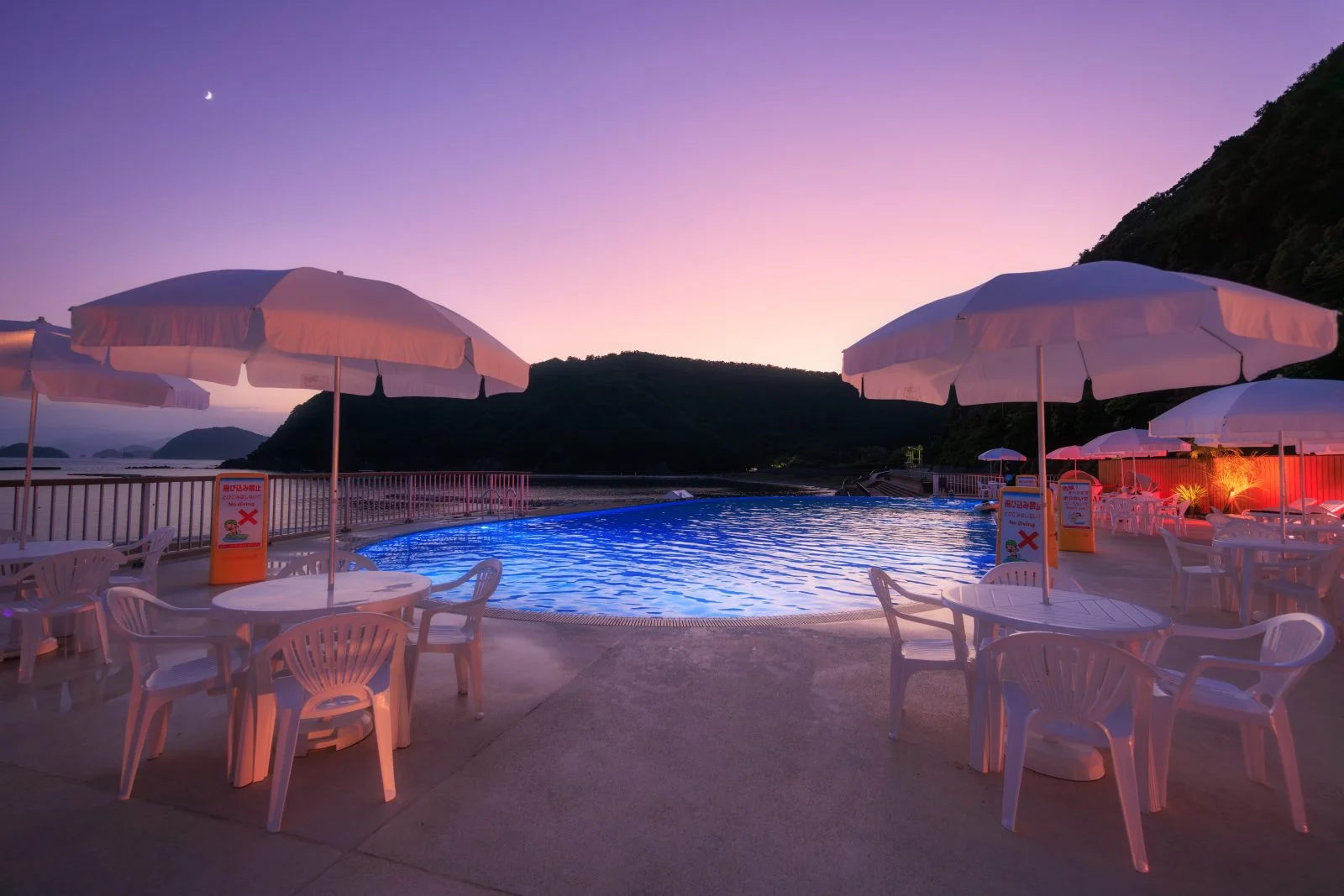 無料壁紙 マジックアワーの空とナイトプール。PCとデスクトップ壁紙に最適な4K高画質の無料壁紙。三重県紀北町の城ノ浜プール＆ビーチで撮影したフリー写真素材