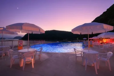 無料壁紙 マジックアワーの空とナイトプール。PCとデスクトップ壁紙に最適な4K高画質の無料壁紙。三重県紀北町の城ノ浜プール＆ビーチで撮影したフリー写真素材