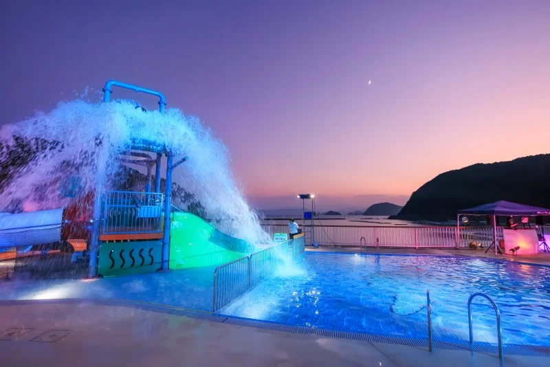 無料壁紙 ブルーモーメントの空と子供用プール。PCとデスクトップ壁紙に最適な4K高画質の無料壁紙。三重県紀北町の城ノ浜プール＆ビーチで撮影したフリー写真素材