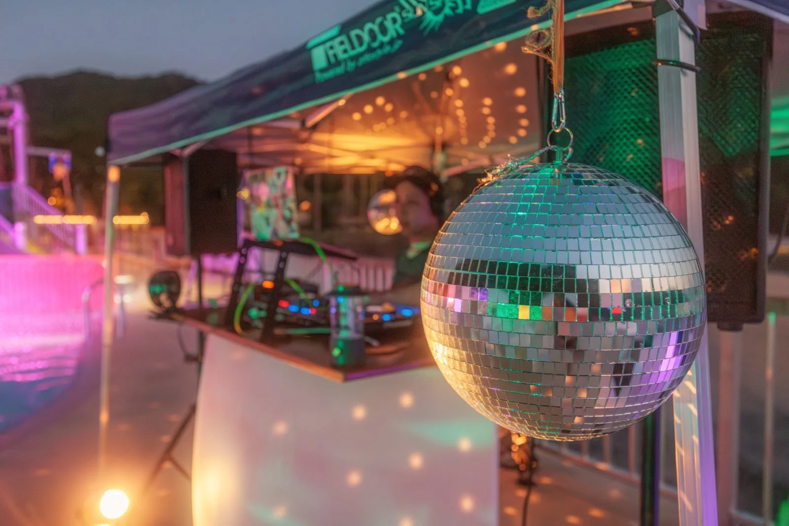 無料壁紙 DJブースのミラーボール。PCとデスクトップ壁紙に最適な4K高画質の無料壁紙。三重県紀北町の城ノ浜プール＆ビーチで撮影したフリー写真素材