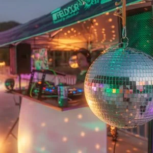 無料壁紙 DJブースのミラーボール。PCとデスクトップ壁紙に最適な4K高画質の無料壁紙。三重県紀北町の城ノ浜プール＆ビーチで撮影したフリー写真素材