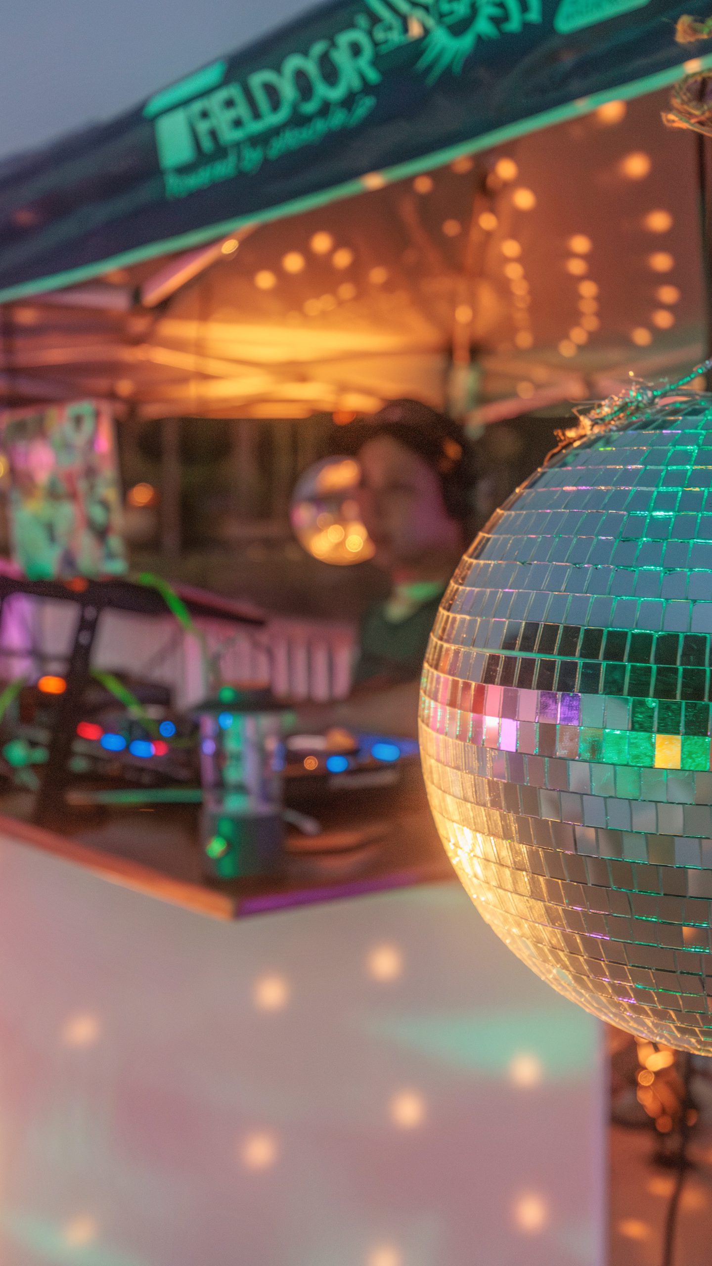 無料壁紙 DJブースのミラーボール。PCとデスクトップ壁紙に最適な4K高画質の無料壁紙。三重県紀北町の城ノ浜プール&ビーチで撮影したフリー写真素材
