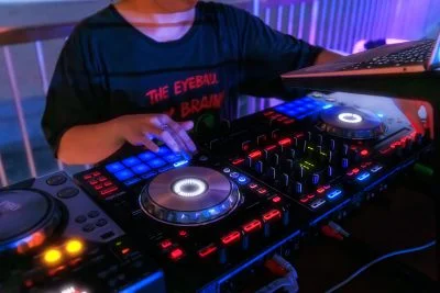 無料壁紙 DJブースのターンテーブル。PCとデスクトップ壁紙に最適な4K高画質の無料壁紙。三重県紀北町の城ノ浜プール＆ビーチで撮影したフリー写真素材