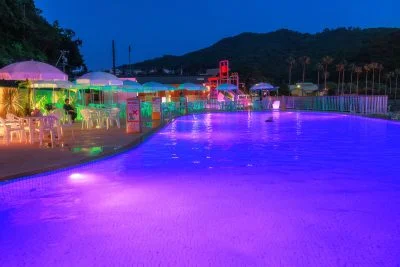 無料壁紙 紫のナイトプール。PCとデスクトップ壁紙に最適な4K高画質の無料壁紙。三重県紀北町の城ノ浜プール＆ビーチで撮影したフリー写真素材