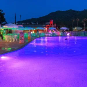 無料壁紙 紫のナイトプール。PCとデスクトップ壁紙に最適な4K高画質の無料壁紙。三重県紀北町の城ノ浜プール＆ビーチで撮影したフリー写真素材