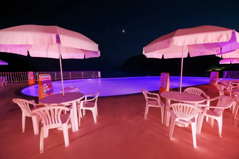 無料壁紙 紫に染まるナイトプールと三日月。PCとデスクトップ壁紙に最適な4K高画質の無料壁紙。三重県紀北町の城ノ浜プール＆ビーチで撮影したフリー写真素材