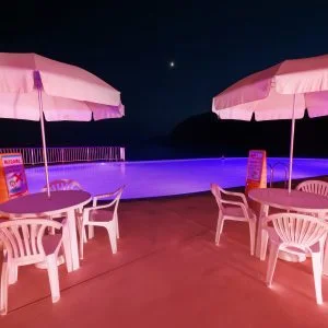 無料壁紙 紫に染まるナイトプールと三日月。PCとデスクトップ壁紙に最適な4K高画質の無料壁紙。三重県紀北町の城ノ浜プール＆ビーチで撮影したフリー写真素材