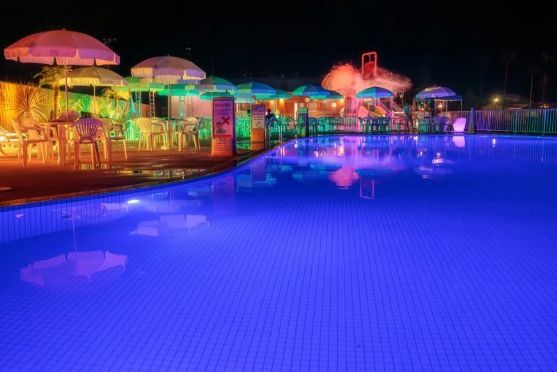 無料壁紙 青紫に染まるナイトプール。PCとデスクトップ壁紙に最適な4K高画質の無料壁紙。三重県紀北町の城ノ浜プール＆ビーチで撮影したフリー写真素材