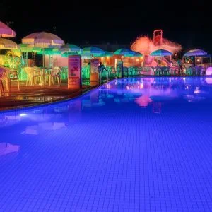 無料壁紙 青紫に染まるナイトプール。PCとデスクトップ壁紙に最適な4K高画質の無料壁紙。三重県紀北町の城ノ浜プール＆ビーチで撮影したフリー写真素材