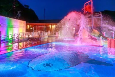 無料壁紙 子供用のナイトプール。PCとデスクトップ壁紙に最適な4K高画質の無料壁紙。三重県紀北町の城ノ浜プール＆ビーチで撮影したフリー写真素材