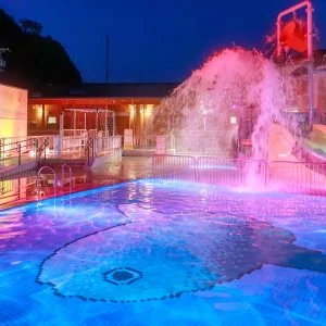 無料壁紙 子供用のナイトプール。PCとデスクトップ壁紙に最適な4K高画質の無料壁紙。三重県紀北町の城ノ浜プール＆ビーチで撮影したフリー写真素材